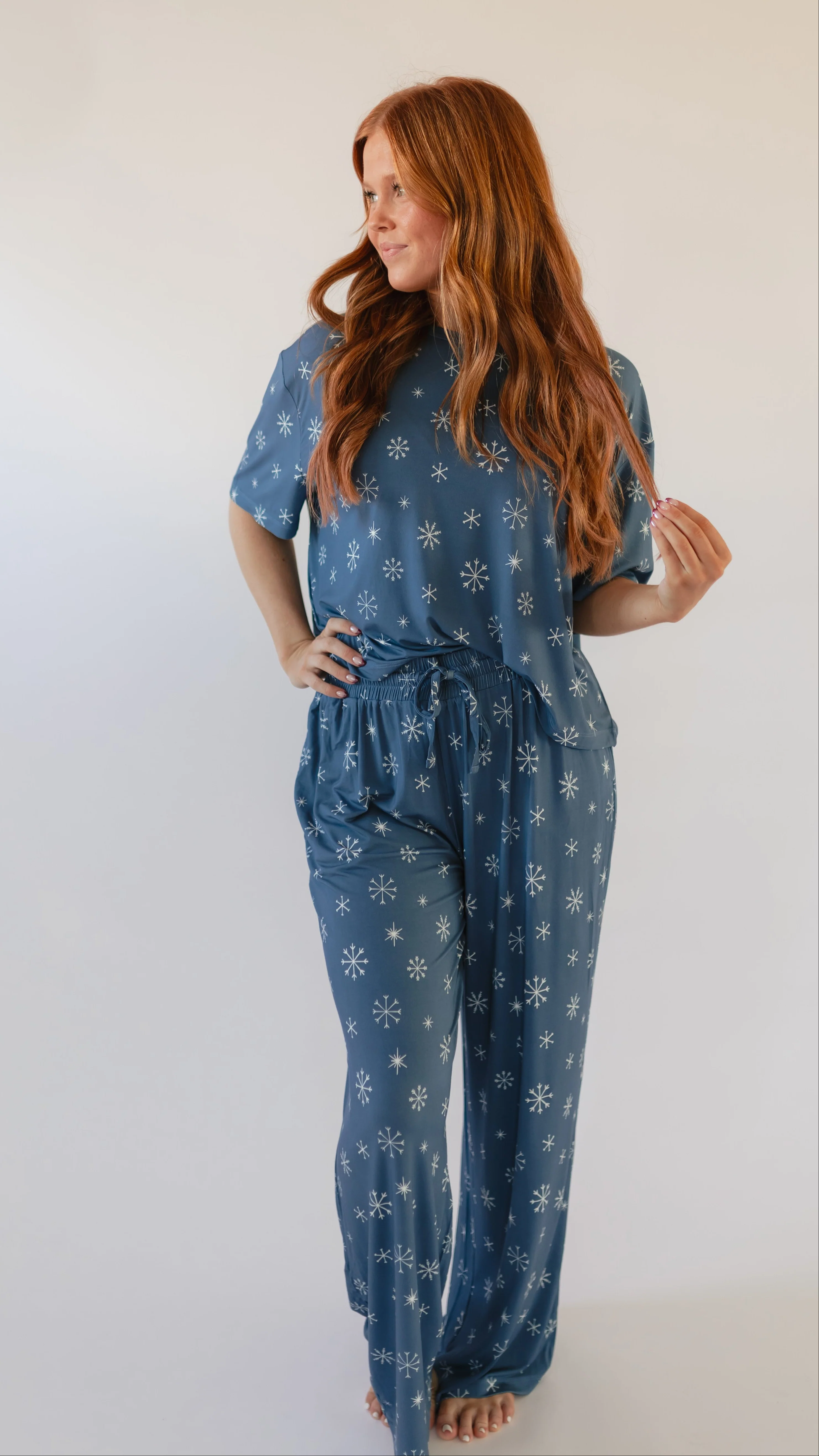 Women's T-Shirt and Pants Set in Snowflakes